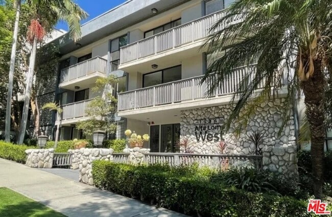 Building Photo - 1134 Alta Loma Rd Unit 115
