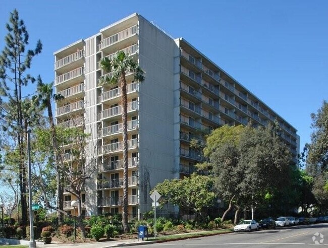 Building Photo - 560 E Villa St Rental