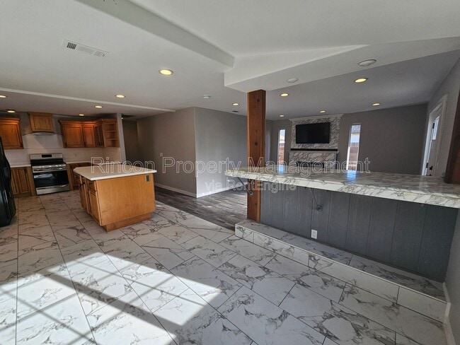 Building Photo - 2810 Sherwin Ave Unit A