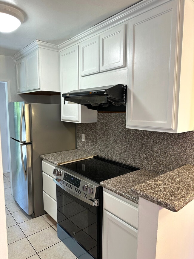 05 - Kitchen - Range + Refrigerator - 1831 Barry Ave Unit 7