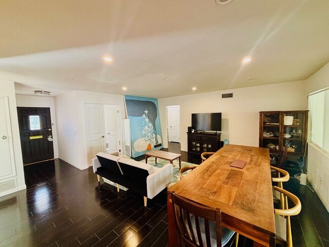 Photo - 23813 Calvert St