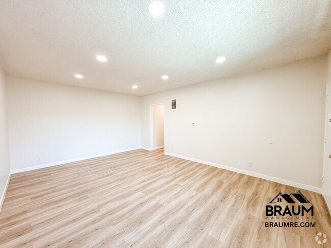 Building Photo - 13129 Oxnard St Rental