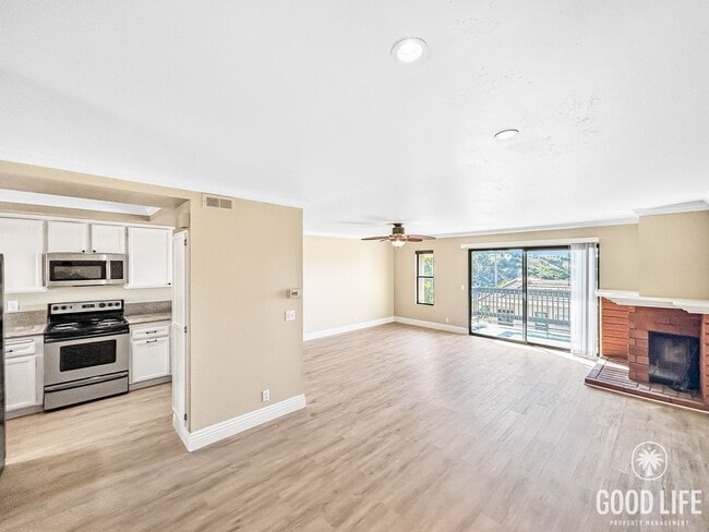 Building Photo - Beautiful 2BD/2.5BA W/ Updated Kitchen, and Attached Garage in Bay Ho!