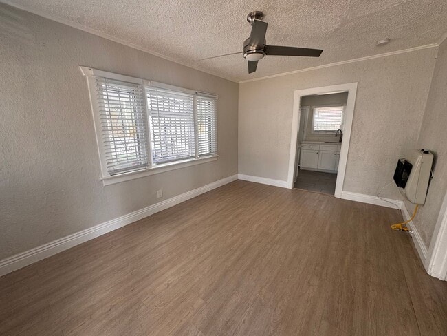 Photo - 4216 Woodlawn Ave Apartment Unit 4216 1/2
