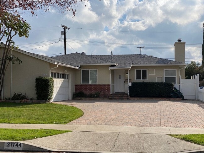 Single story 3 bed, 2 bath home with yard. - Single story 3 bed, 2 bath home with yard.