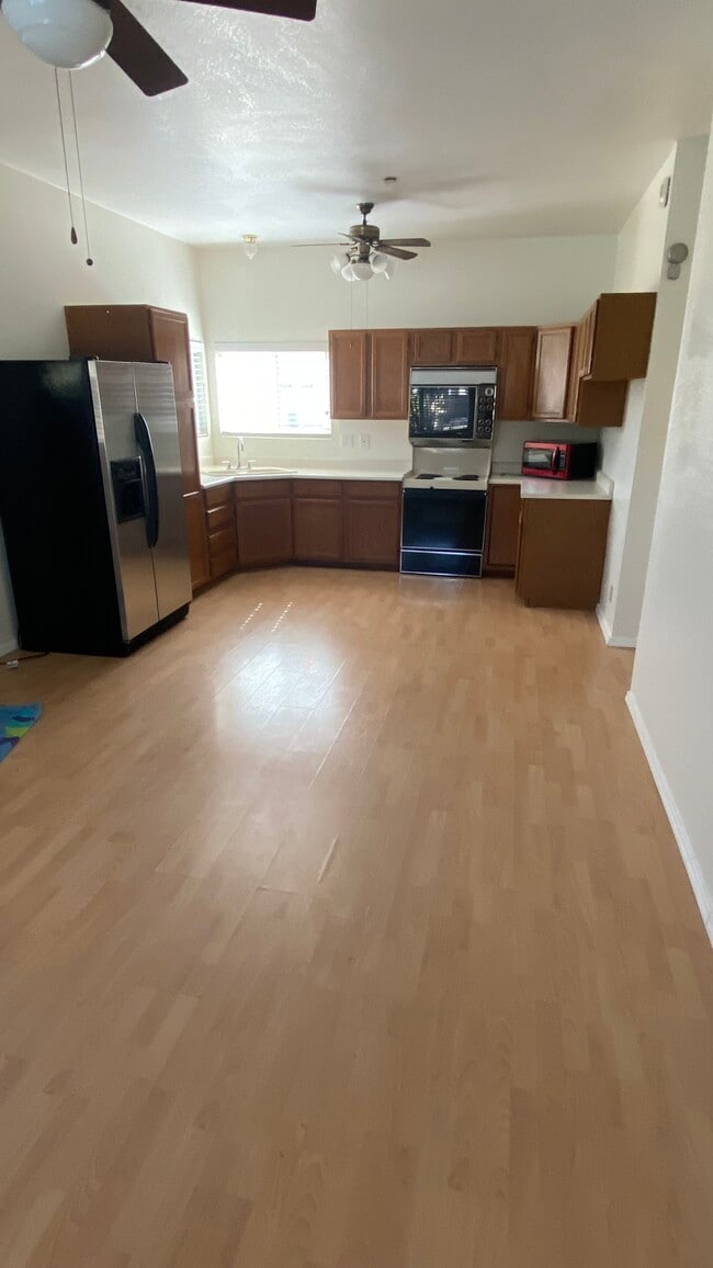 Kitchen - 1995 N Sacramento St Unit 2