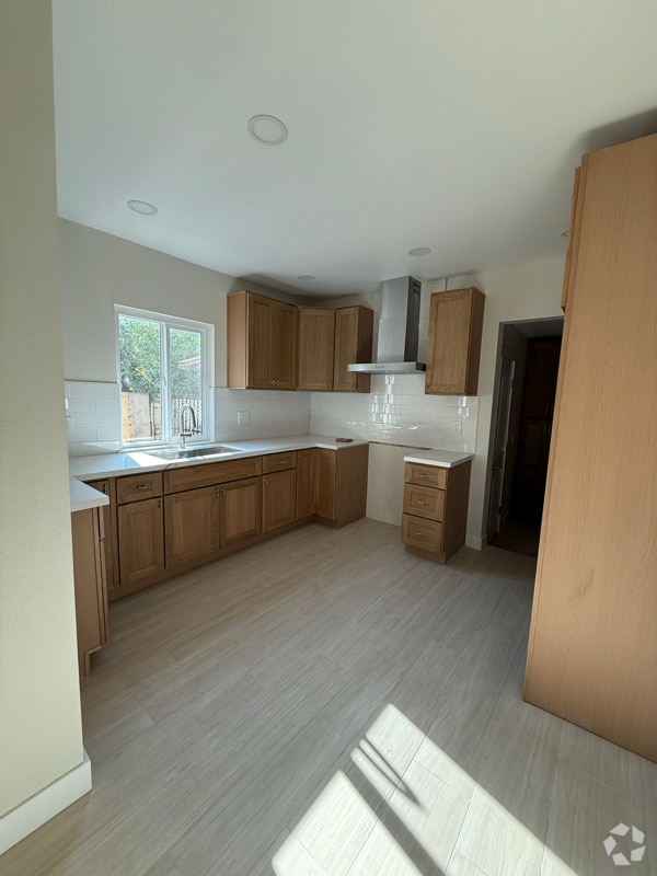 Building Photo - 727 E 11th St Rental