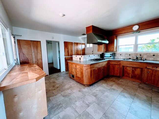 Photo - Ocean Views in the Sunset Cliffs area of O...