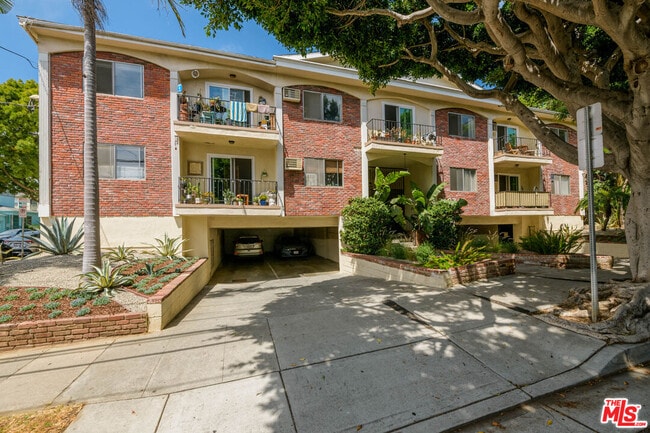 Building Photo - 2803 Arizona Ave Unit 5