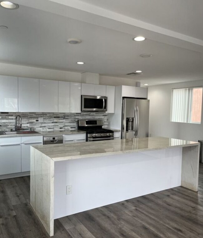 Building Photo - 2121 S Burnside Ave Rental