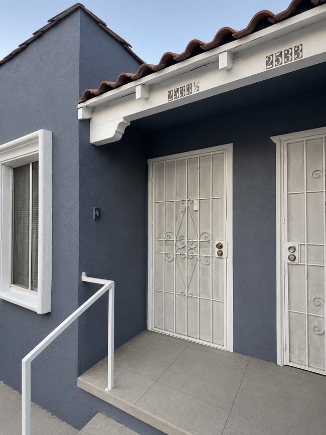 Building Photo - 2521 Hillcrest Dr Unit 2533 12