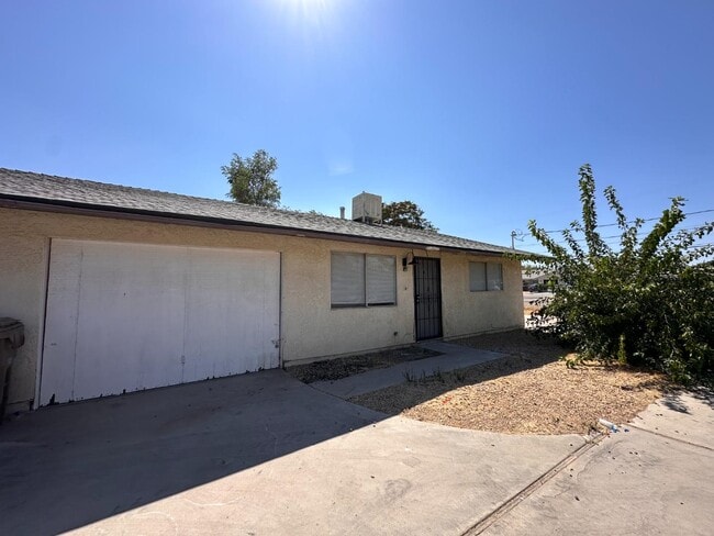 Building Photo - 16260 Orange St