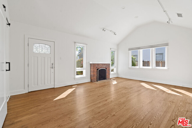 Building Photo - 949 S Muirfield Rd