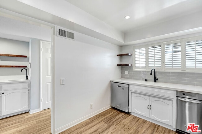 Photo - 4415 Saugus Ave Unit 209