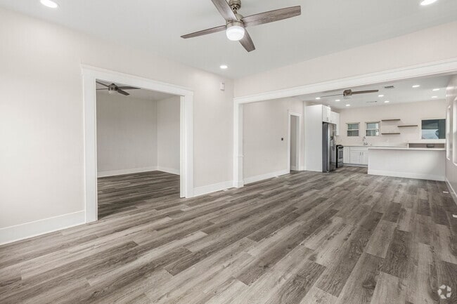 Building Photo - 2715 Columbia St Rental
