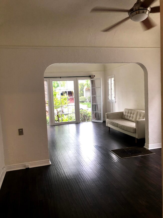 Building Photo - 412 N Orange Grove Ave Unit 412