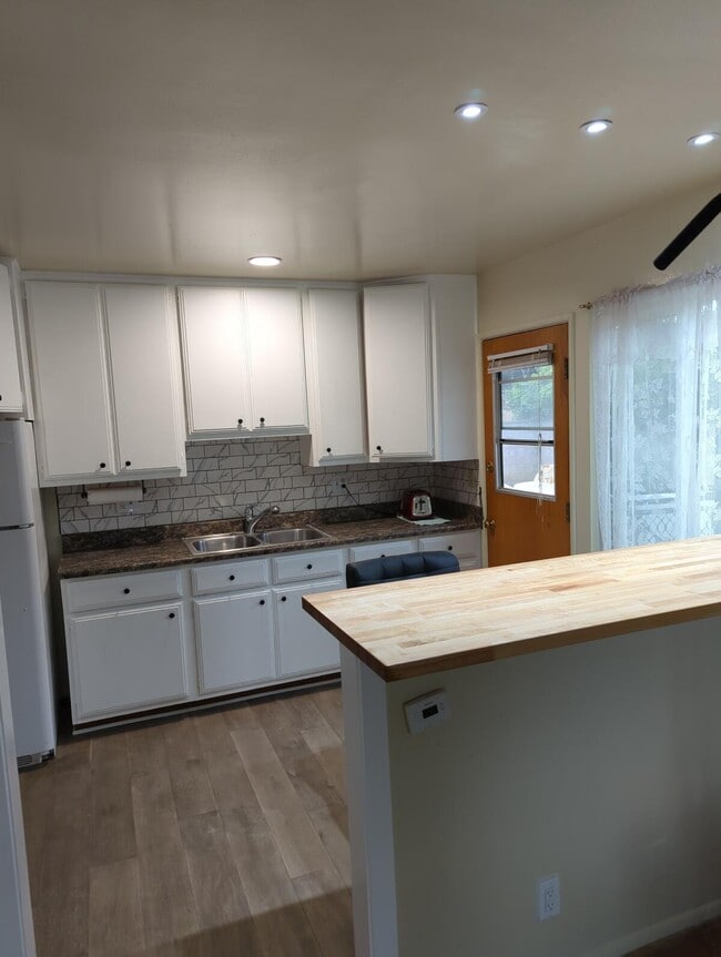 Photo - 65 College Dr