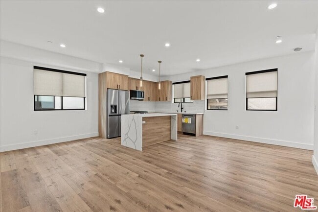 Building Photo - 3973 S Budlong Ave Rental