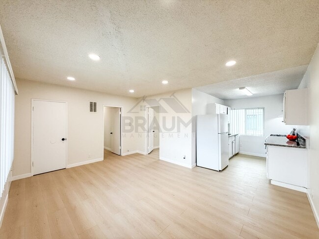 Building Photo - 13129 Oxnard St