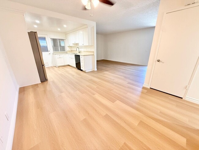 Photo - 4661 Larwin Ave