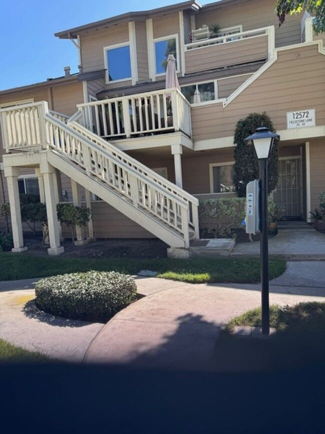 Building Photo - 12572 Fieldstone Ln Unit 1