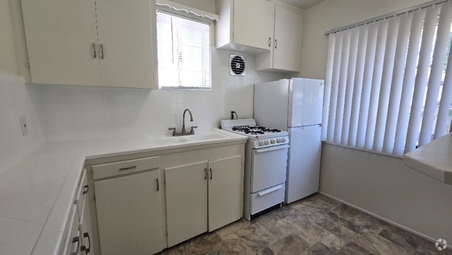 Building Photo - 1841 Mayflower Ave Rental