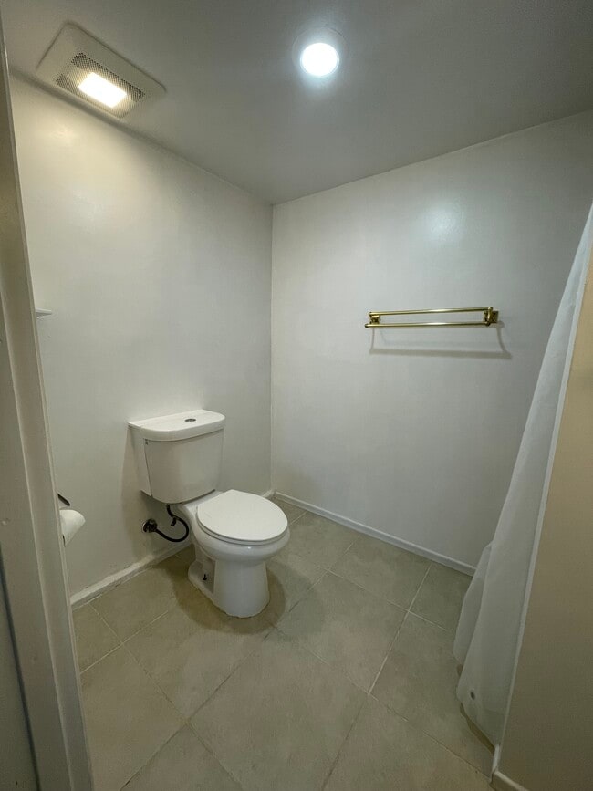 Photo - 6439 Graves Ave