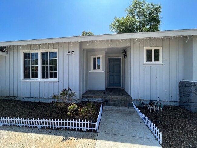 Single Family Home, 2 car attached garage!... - Single Family Home, 2 car attached garage!...