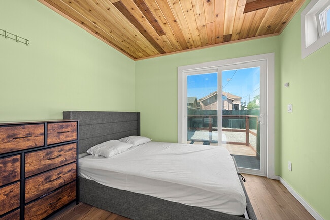 Photo - 2653 Newton Ave