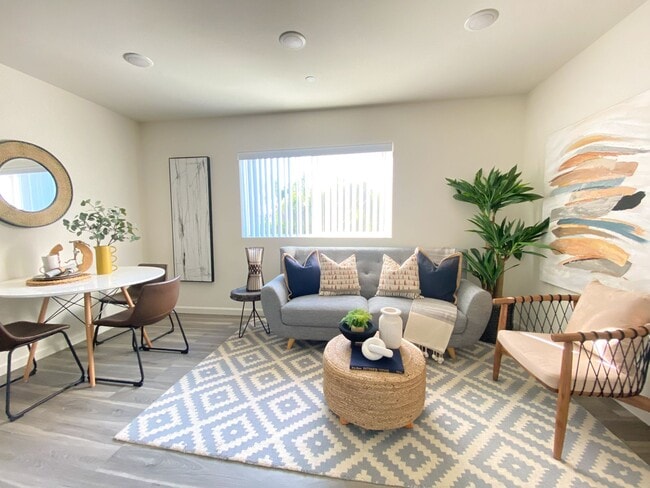 Photo - 1704 Hornblend St