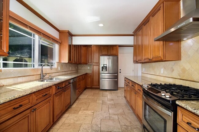 Photo - 17601 Tarzana St