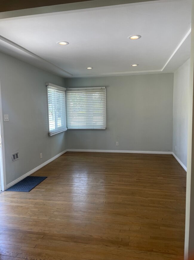 Building Photo - 300 W Hillsdale St Unit 1