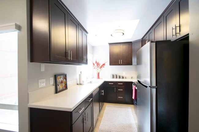 Building Photo - Golden Oaks Apartments