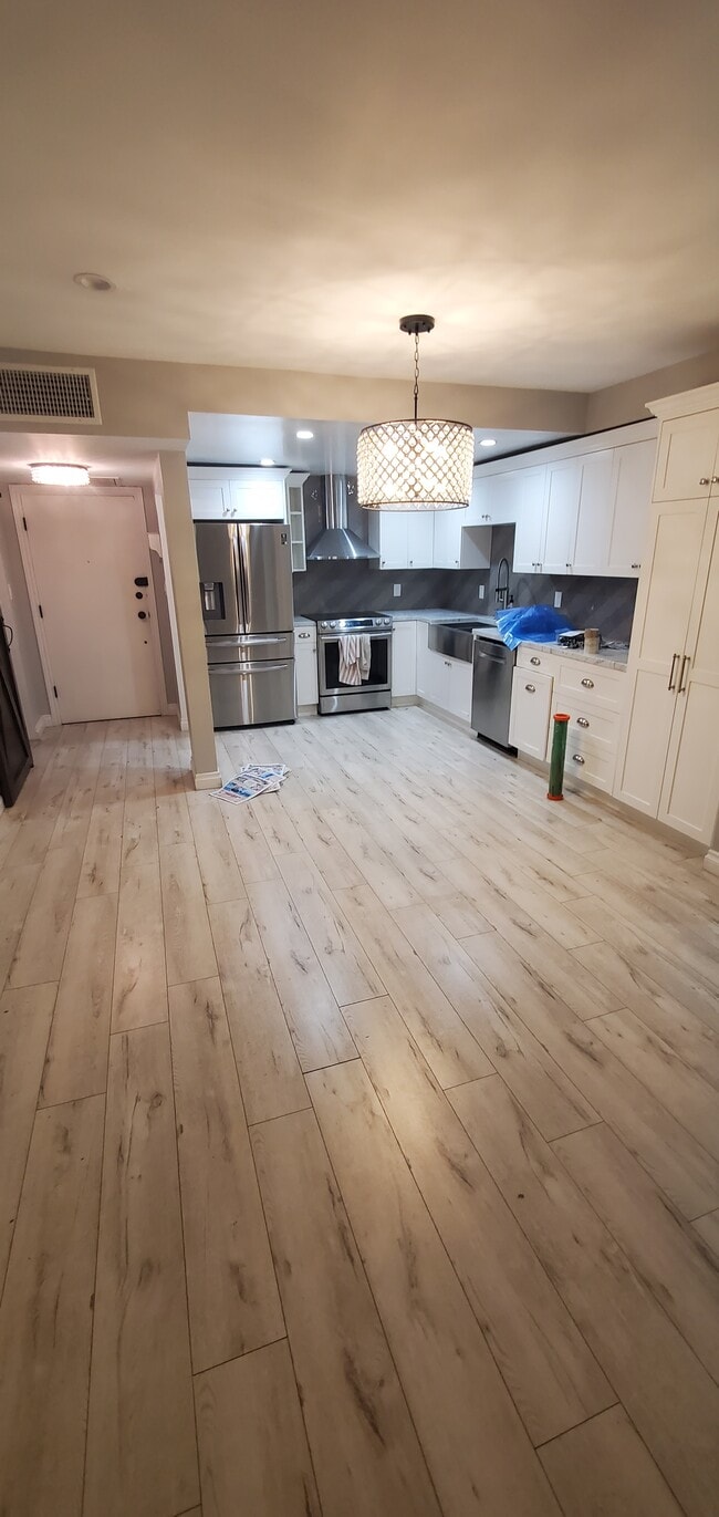 Building Photo - 1300 Midvale Ave Unit 309