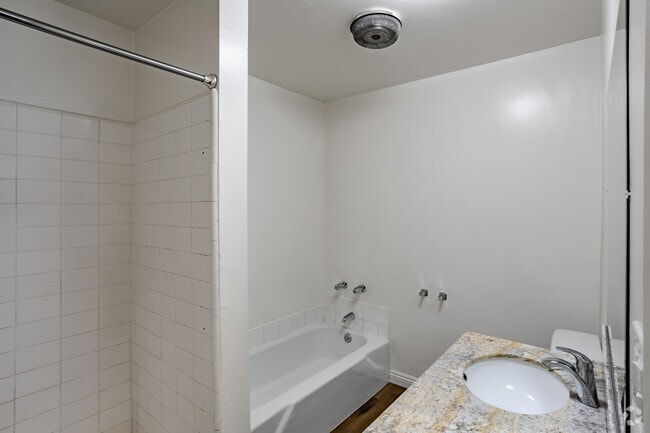 1BR, 1BA - 8110 Redlands St