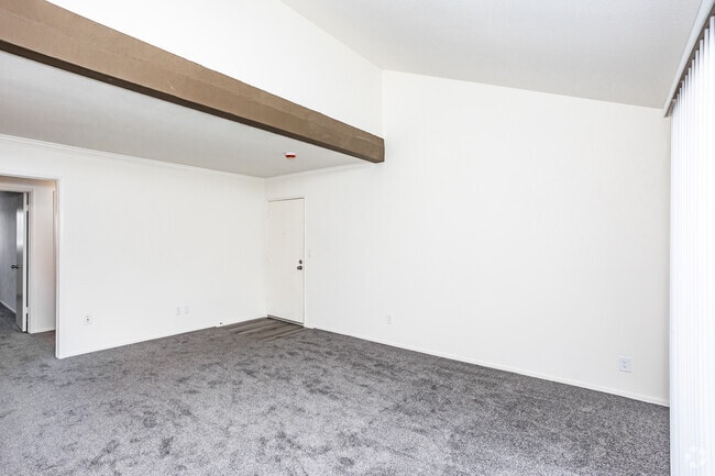 2BR, 2BA - 950SF - Living Room - Robin Meadows of Garden Grove