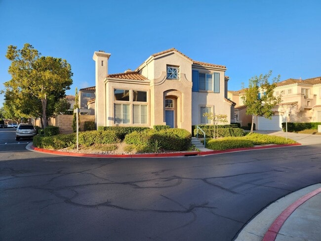Building Photo - Gorgeous 4 br./3 bath home, close to highl...
