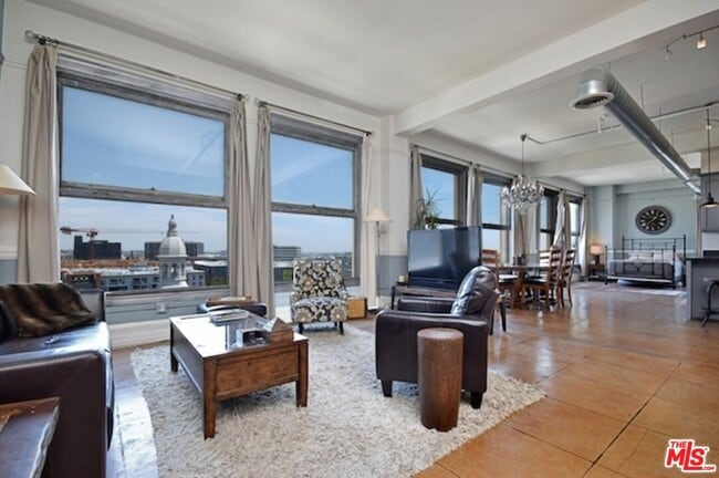 Building Photo - 108 W 2nd St Unit 806