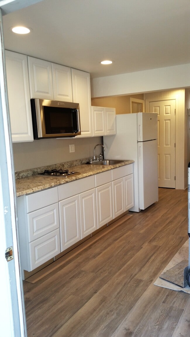 Building Photo - 3637 Myrtle Ave Unit Studio