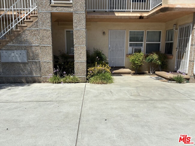 Photo - 15943 Victory Blvd