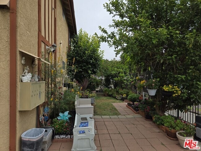 Building Photo - 1233 Tamarind Ave Unit 3 Rental
