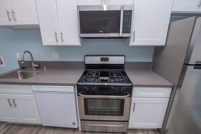 Photo - !!!!!Beautiful, Cozy Renovate Studio Apartment!!!!!