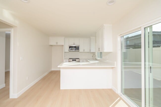 Photo - BEAUTIFULLY RENOVATED 2 BEDROOM 2 BATHROOM UNIT IN ARCADIA!! Unit 1411B