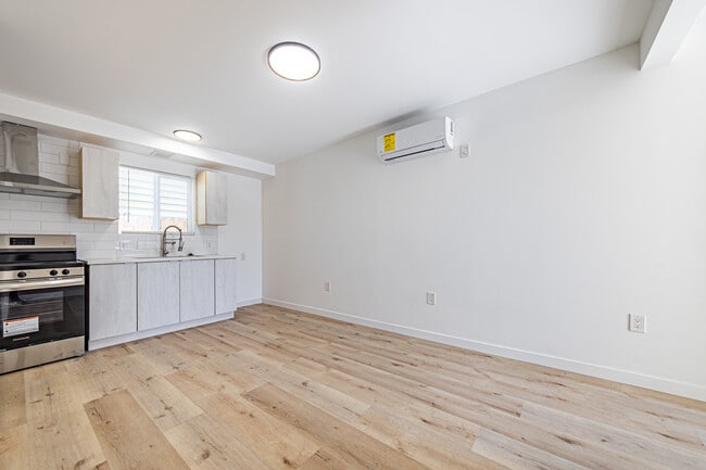 Photo - 4626 Wall St