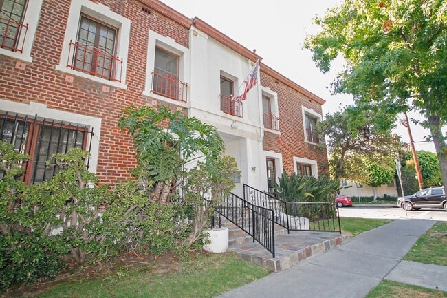 Photo - 367 N Orange Grove Ave Apartments