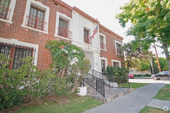 Building Photo - 367 N Orange Grove Ave Rental
