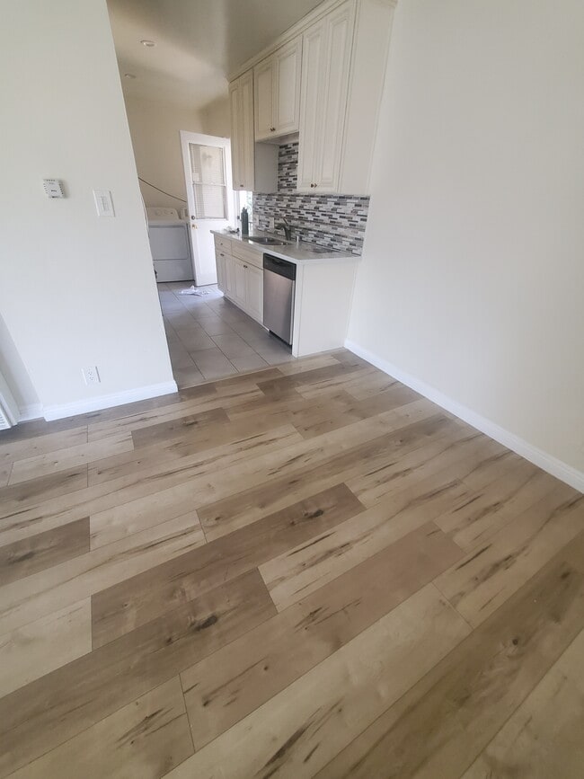 dining & kitchen equiped - 13527 Burbank Blvd