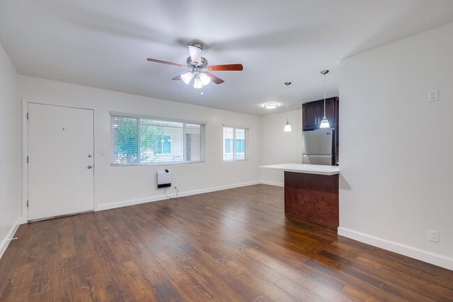 Photo - 633 W Hyde Park Blvd Unit 06