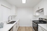 2BR, 2BA - 1000SF - Kitchen - Tierra at Creekside