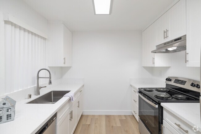 2BR, 2BA - 1000SF - Kitchen - Tierra at Creekside